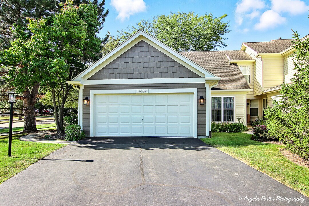 17687 W Running Creek Ct in Gurnee, IL - Foto de edificio
