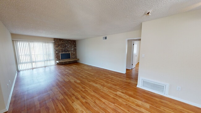 621 S. Osage in Inglewood, CA - Foto de edificio - Building Photo