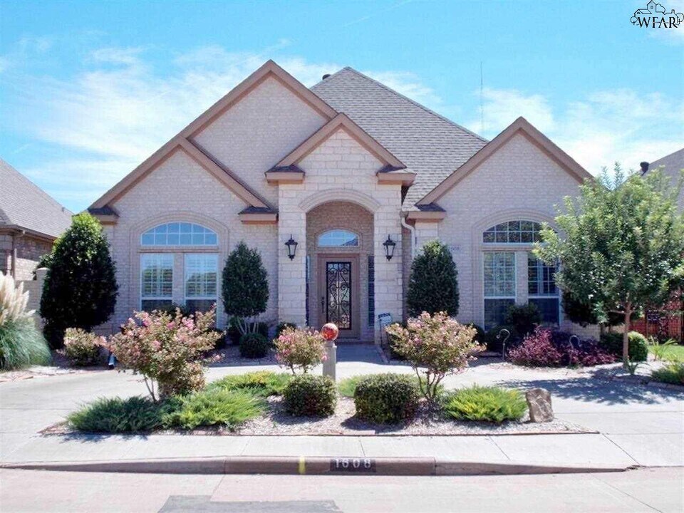 1608 Tanglewood Dr in Wichita Falls, TX - Building Photo