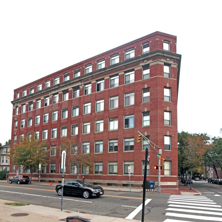 Close Building in Cambridge, MA - Building Photo