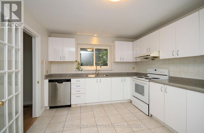 8 Birchbank Ln in Toronto, ON - Building Photo - Building Photo