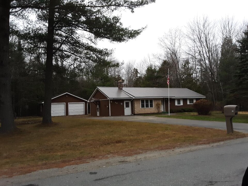 29 Fields Pond Rd in Holden, ME - Building Photo