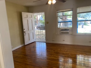 2202 Lee Hall St in San Antonio, TX - Building Photo - Building Photo