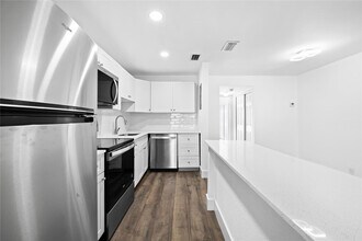 1100 Crystal Lake Dr in Pompano Beach, FL - Building Photo - Building Photo