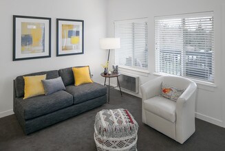 Glendoveer Woods Apartments in Portland, OR - Foto de edificio - Building Photo