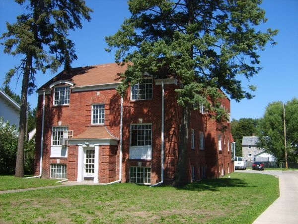 2244 W Sylvania Ave in Toledo, OH - Foto de edificio