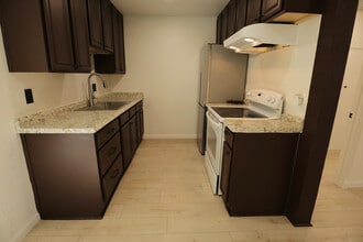 1010 W MacArthur Blvd, Unit 3 in Santa Ana, CA - Building Photo - Building Photo