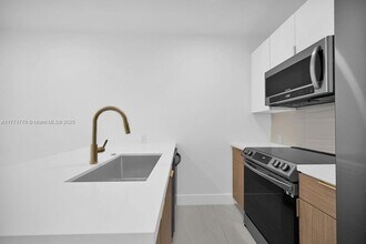 570 NW 48th St in Miami, FL - Building Photo - Building Photo