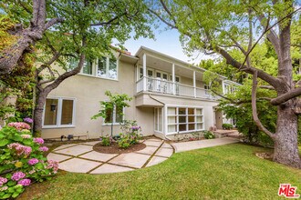 1290 Sunset Plaza Dr in Los Angeles, CA - Building Photo - Building Photo