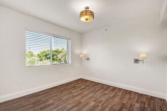 542 NW 8th St in Miami, FL - Foto de edificio - Building Photo