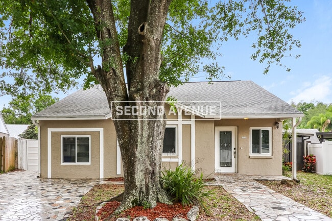12320 Cloverstone Dr in Tampa, FL - Foto de edificio - Building Photo