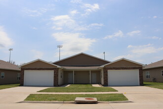 Villas at Fox Pointe in Knoxville, IA - Building Photo - Building Photo