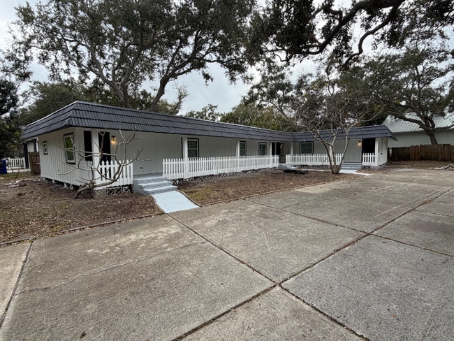 1156 Orange Ave in Dunedin, FL - Building Photo - Building Photo