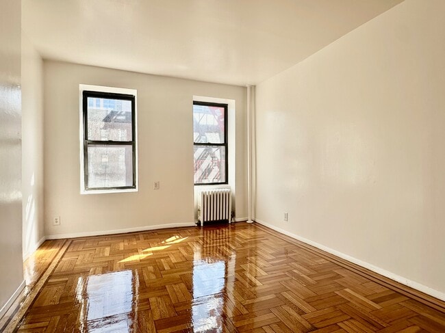1585 First Avenue in New York, NY - Building Photo - Building Photo