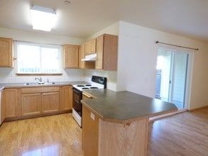 25160 E Broadway in Veneta, OR - Foto de edificio - Interior Photo