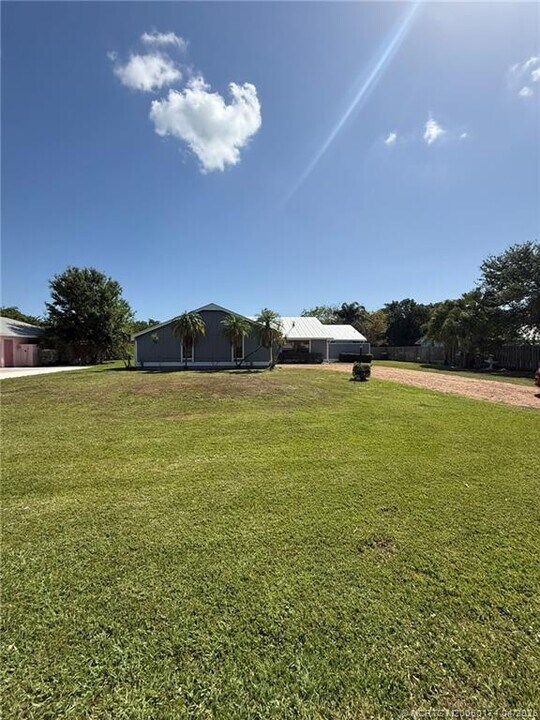 3096 SE Glasgow Dr in Stuart, FL - Building Photo
