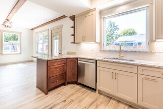 261 Gay St, Unit B in Plain City, OH - Foto de edificio - Building Photo