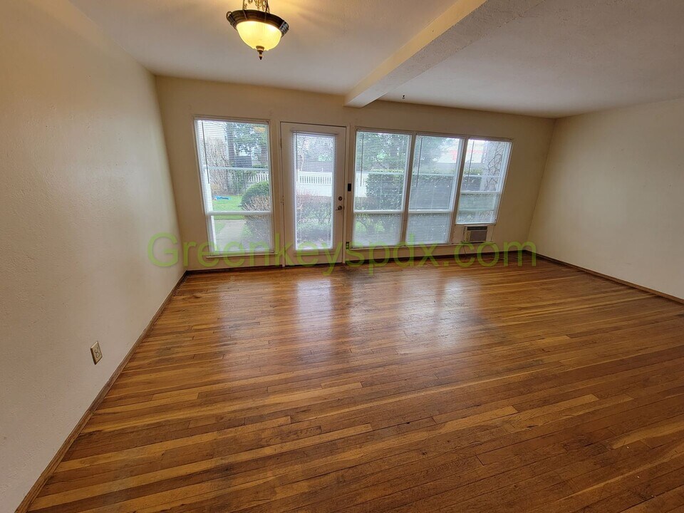 6841 NE Broadway in Portland, OR - Building Photo