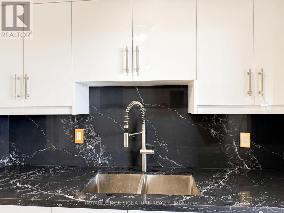 270 Palmdale Dr in Toronto, ON - Building Photo