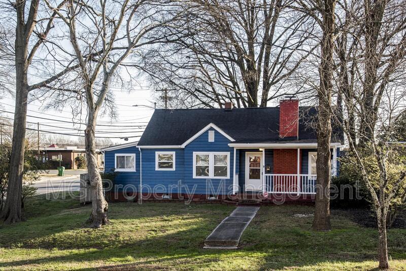 2401 Greenland Ave in Charlotte, NC - Building Photo