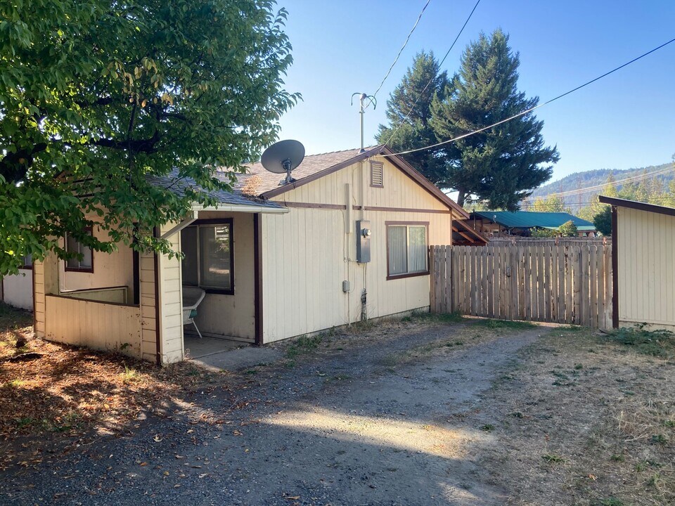 35 Dusty Ct in Weaverville, CA - Building Photo