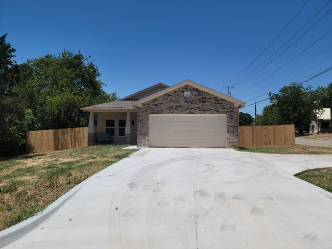 1116 N Mason St in Bowie, TX - Building Photo - Building Photo