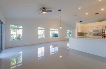 4295 Greenbriar Ln in Weston, FL - Building Photo - Building Photo