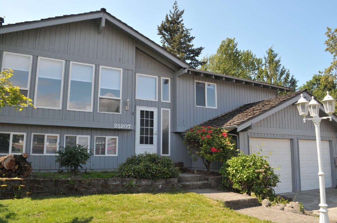 25207 37th Pl S in Kent, WA - Building Photo