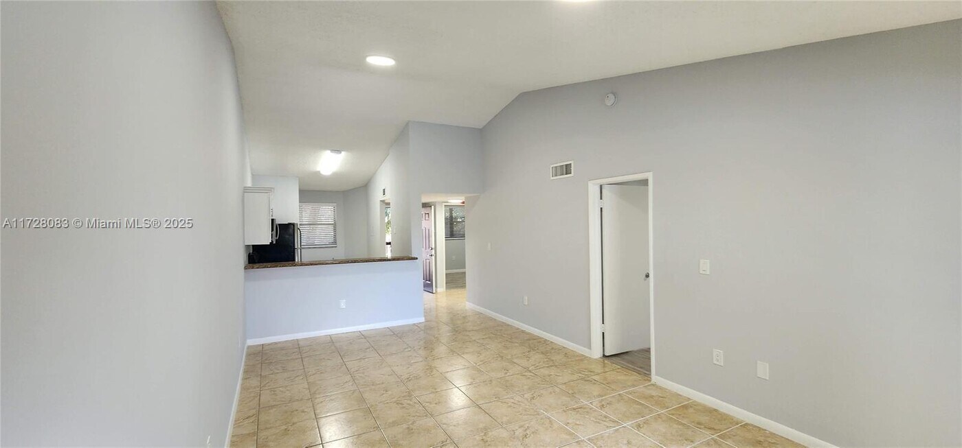 704 Belmont Ln, Unit #704 in North Lauderdale, FL - Foto de edificio