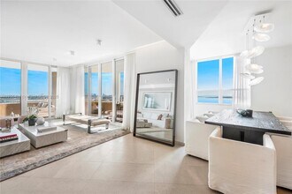 848 Brickell Key Dr in Miami, FL - Building Photo - Building Photo