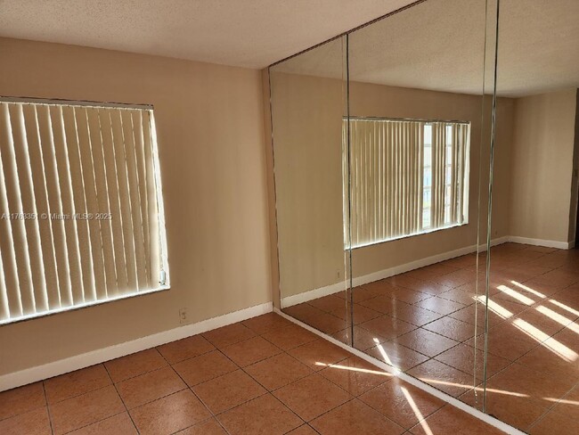 2624 NW 47th Terrace in Lauderdale Lakes, FL - Building Photo - Building Photo