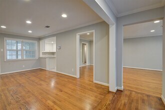 5604 Whitehaven St in Bellaire, TX - Building Photo - Building Photo