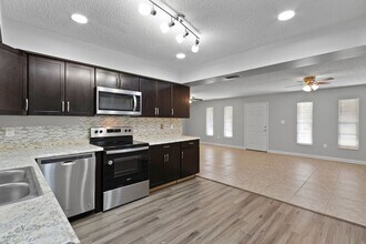 402 Century Ave in Fruitland Park, FL - Building Photo - Building Photo