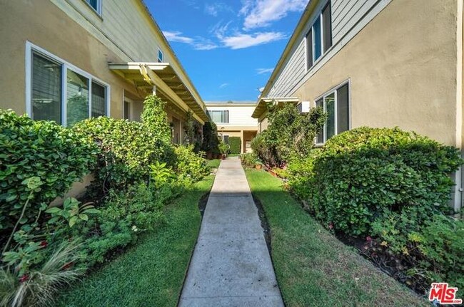 5804 San Vicente Blvd in Los Angeles, CA - Foto de edificio - Building Photo