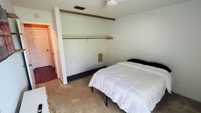 6903 El Centro Ct, Unit Bedroom 2 in Tampa, FL - Building Photo - Building Photo