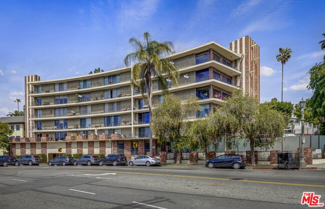 2260 N Cahuenga Blvd in Los Angeles, CA - Building Photo - Building Photo