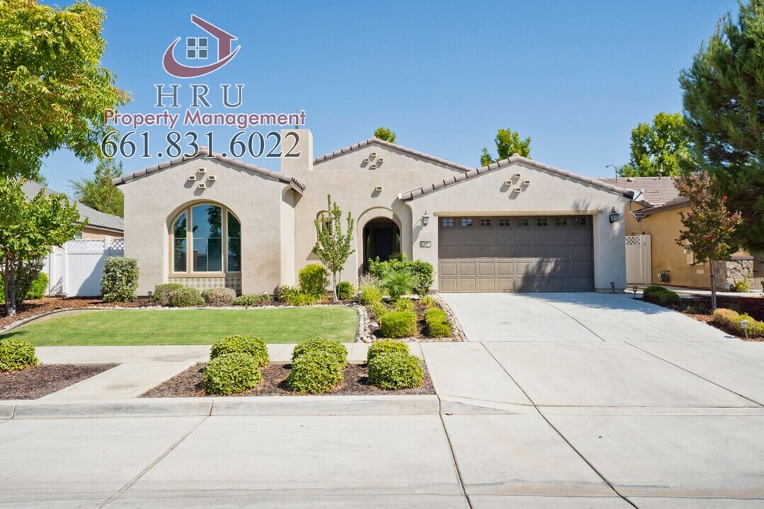 13024 Pemberley Passage Ave in Bakersfield, CA - Building Photo