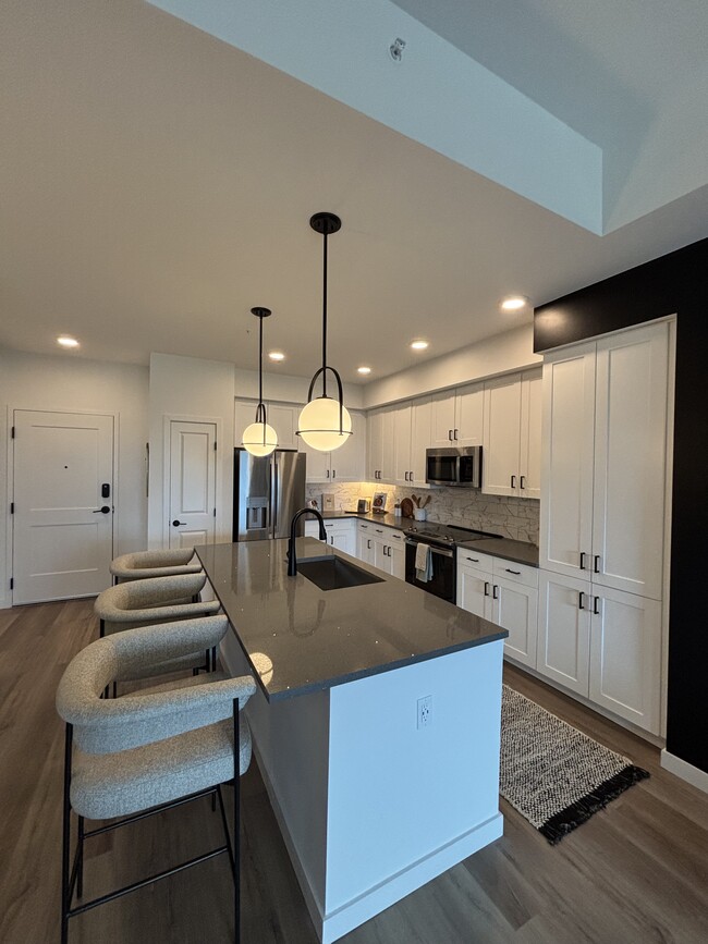 2001 Embassy Dr, Unit B10 in West Palm Beach, FL - Building Photo - Building Photo