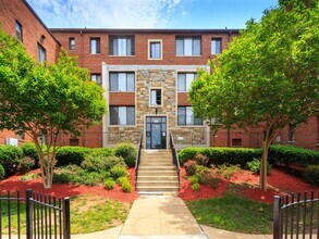 Friendship Courts Apartments in Washington, DC - Foto de edificio - Building Photo