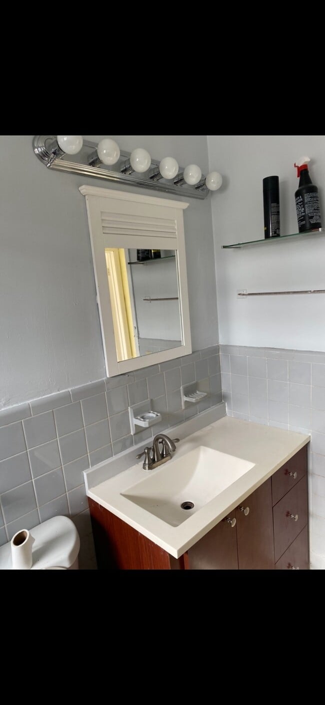 530 NE 138th St in North Miami, FL - Foto de edificio - Building Photo