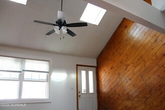 58 W Greystone Rd in Old Bridge, NJ - Foto de edificio - Building Photo