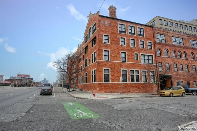 6533 E Jefferson Ave, Unit 421 in Detroit, MI - Building Photo - Building Photo