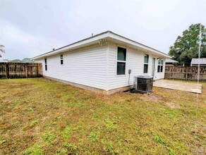 5188 Carmell Ridge Cir in Milton, FL - Building Photo - Building Photo