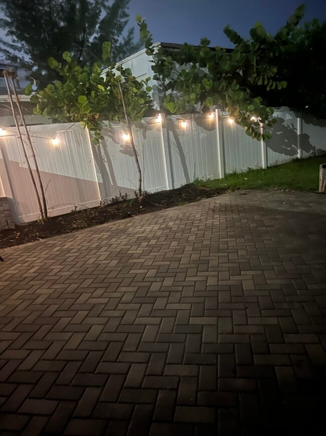 2300 NE 11th Ave, Unit Studio in Wilton Manors, FL - Building Photo - Building Photo