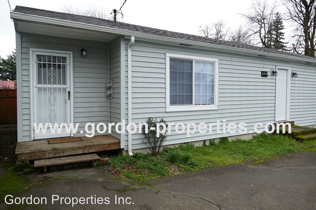 8430 SE 60th Ave in Portland, OR - Building Photo