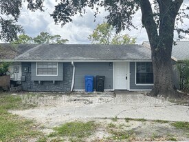 8508 Pinehurst Dr in Tampa, FL - Building Photo