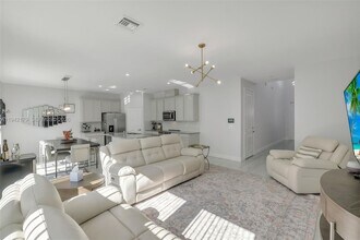 1827 Lake Cove Dr in Lake Worth Beach, FL - Building Photo - Building Photo