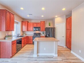 7017 Whipple Manor St in Las Vegas, NV - Building Photo - Building Photo