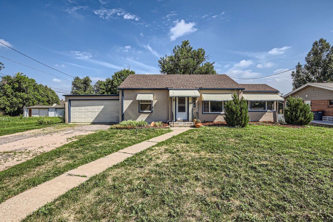 1737 W Powers Ave in Littleton, CO - Building Photo