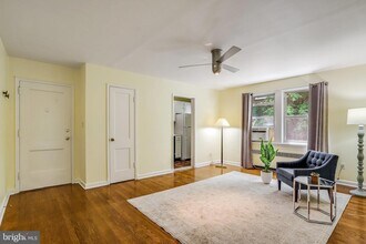 4004 Beecher St NW in Washington, DC - Foto de edificio - Building Photo